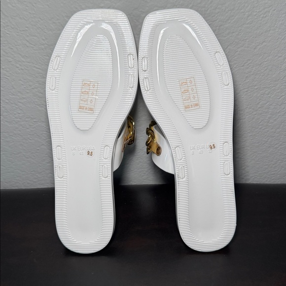 Lauren Lorraine White Sandals with Gold Chain - Picture 7 of 8